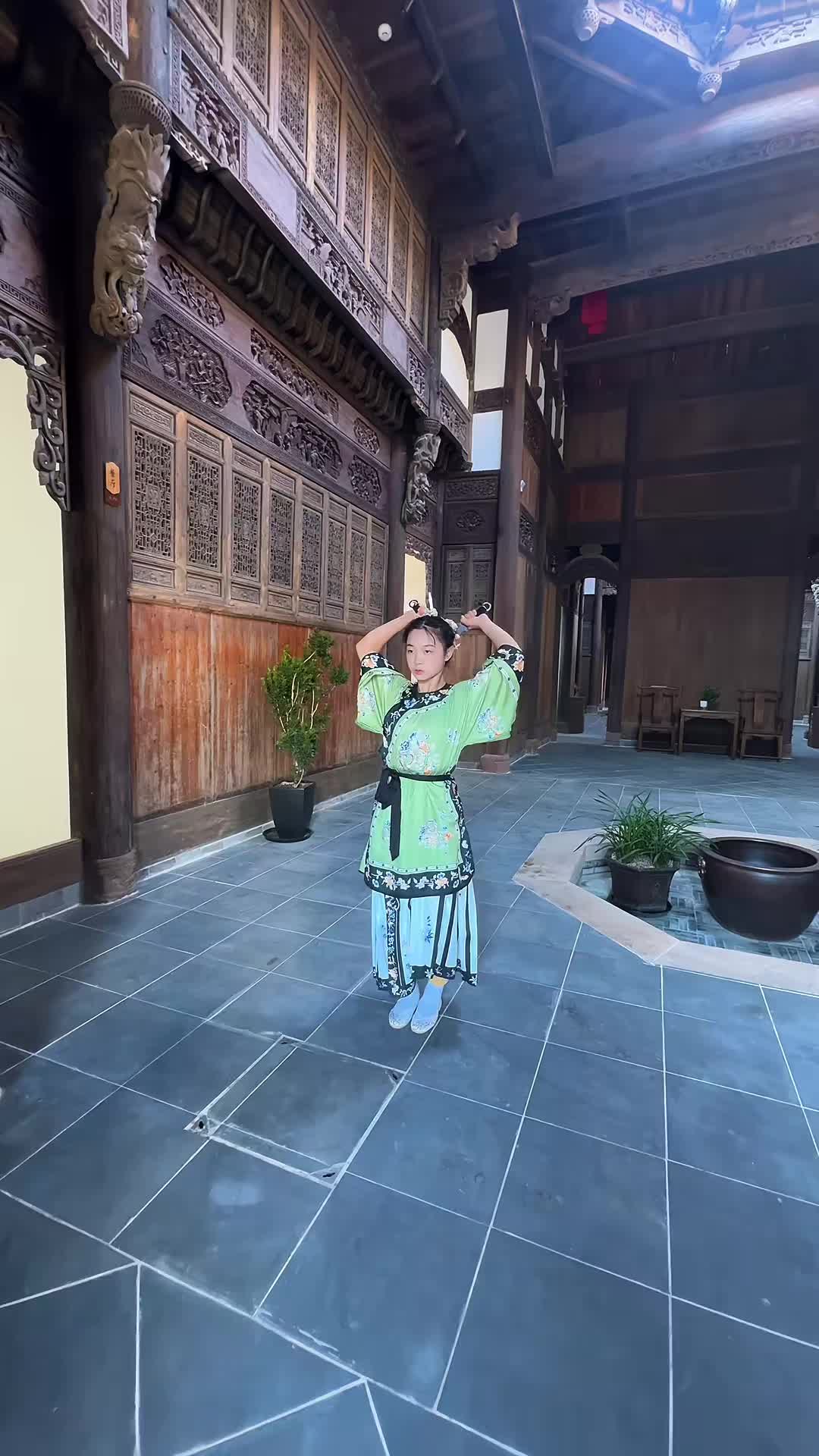 14岁女孩展示“三把刀”，动作行云流水，气势如虹